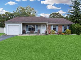 103 Singingwood Dr, Holbrook, NY 11741