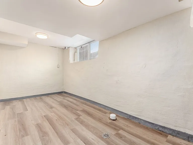 1363 Summit St — Photo 24