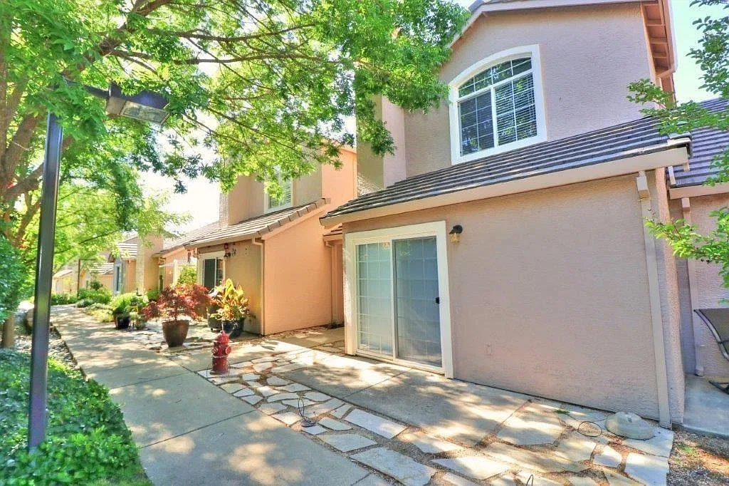 3 bed, 2.5 bath, 1381 sqft, $2,495 — Photo 1
