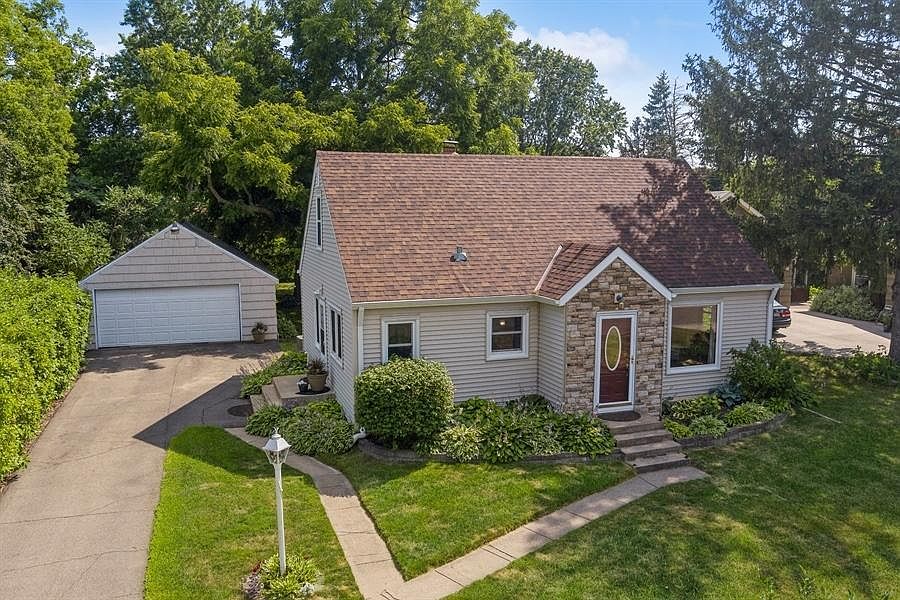 1st image of 1372 Sandhurst Dr W