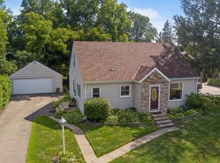 1372 Sandhurst Dr W, Roseville, MN 55113