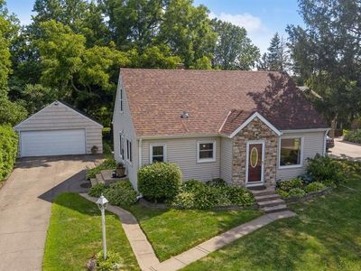 1372 Sandhurst Dr W, Roseville, MN, 55113