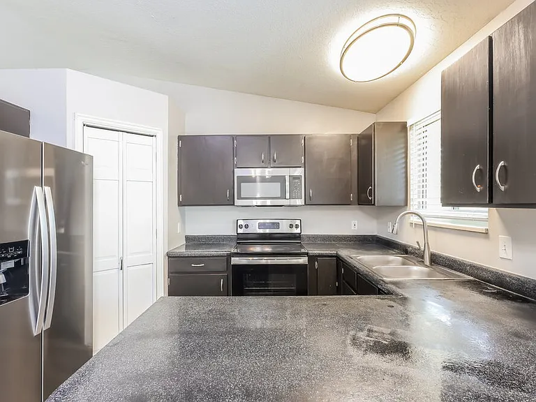 5902 S Woodview Dr — Photo 8
