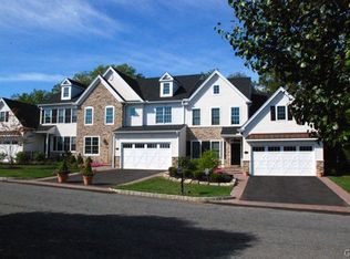 1980 Carriage Knoll Dr, Bethlehem, PA 18015