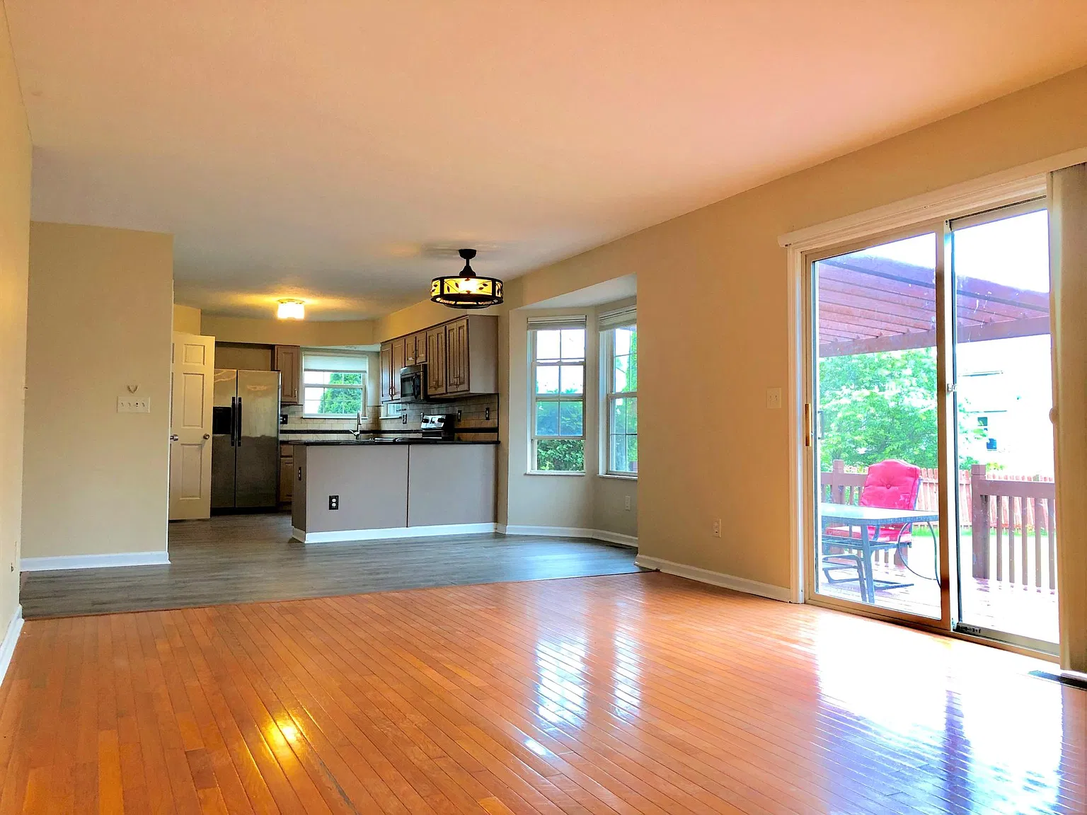 4 bed, 2.5 bath, 2019 sqft, $2,450 — Photo 2