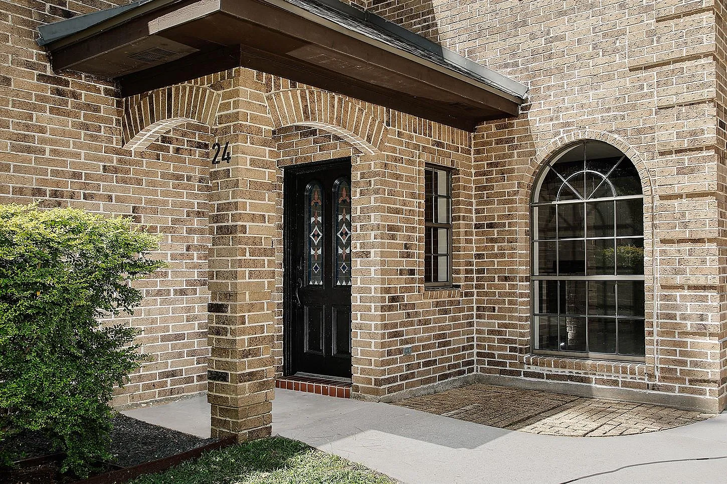 5 bed, 2.5 bath, 3215 sqft, $3,800 — Photo 2