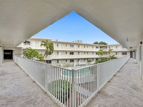 3rd image of 16B-1895 Venice Park Dr #16B