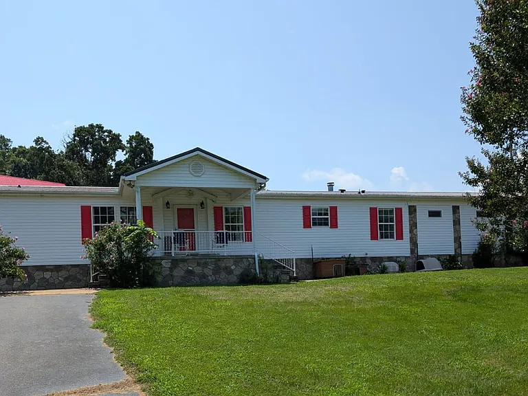1055 Gunter Corner Rd — Photo 1