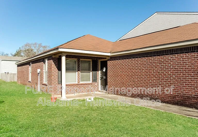 135 Wethersfield Dr — Photo 2