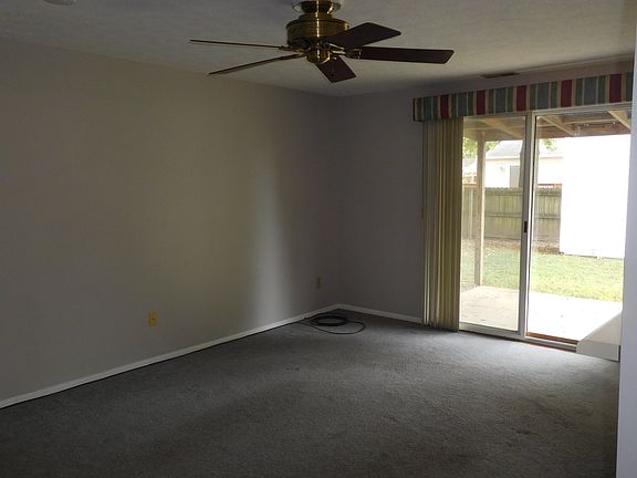 5th image of 944 Chatsworth Dr