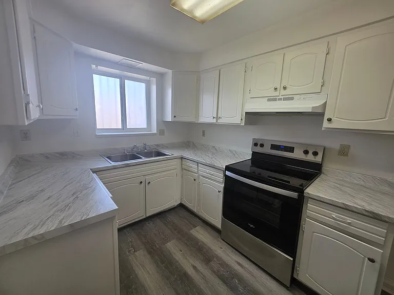 2210 S Dexter St — Photo 2