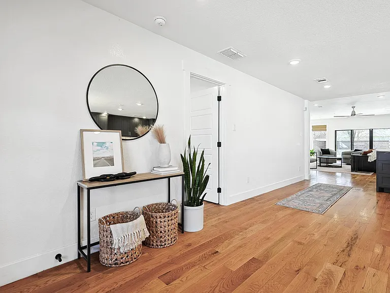 304 Bowie St — Photo 4