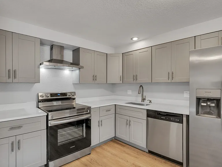 1537 S Jamaica St — Photo 29