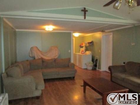 5th image of 121 Elmwood Ln