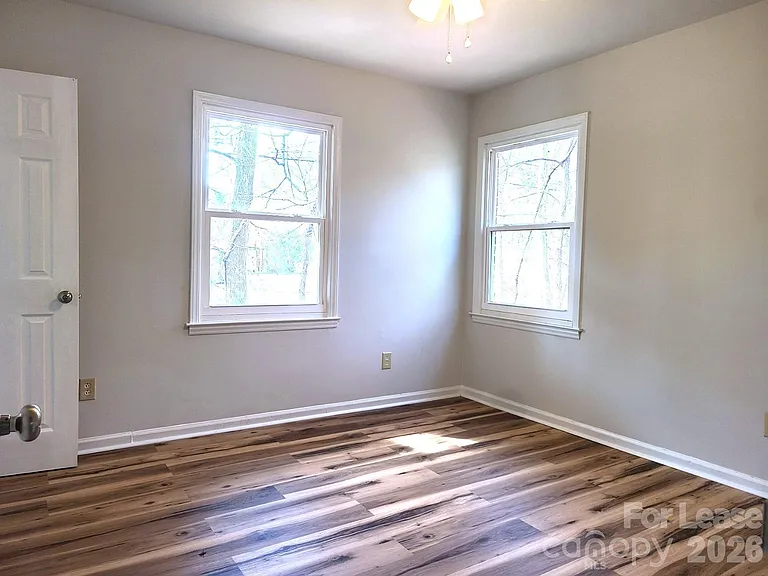 711 E John St — Photo 10