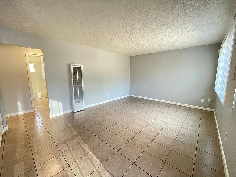 Lone Pine Apartments — Photo 8