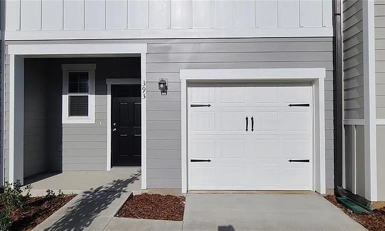 393 Madison Dr — Photo 2