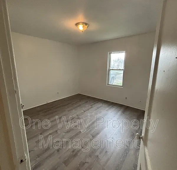 1738 N Poplar Ave — Photo 2