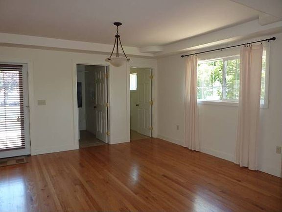 1/2 bath and laundry room