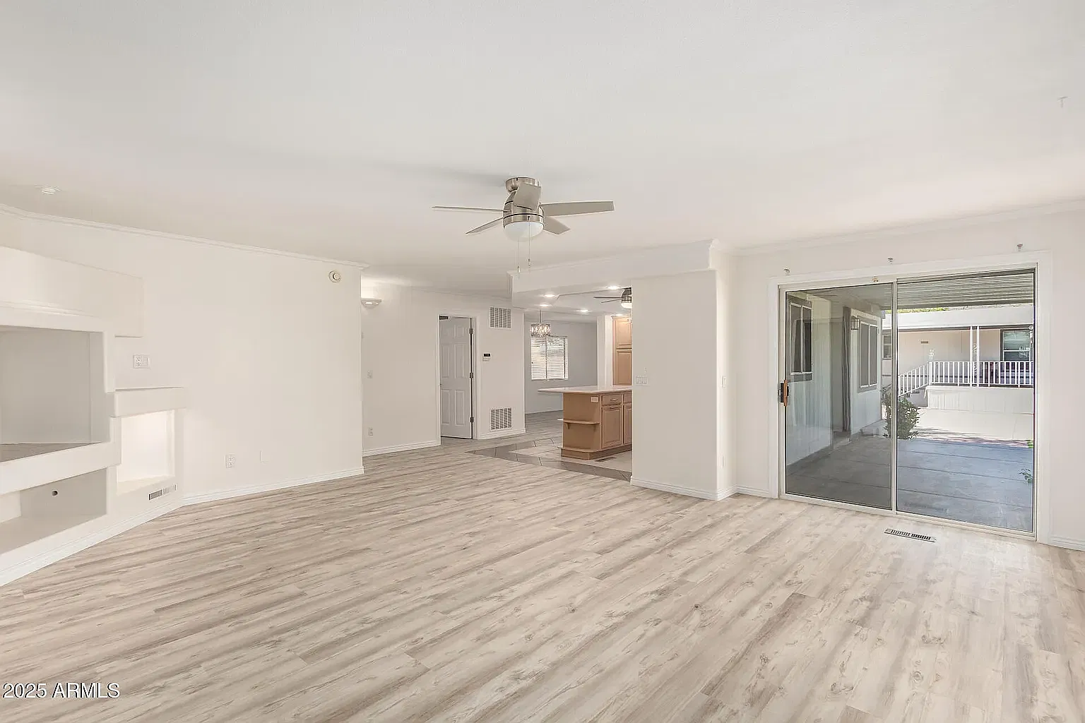 2819 W Louise Dr — Photo 3
