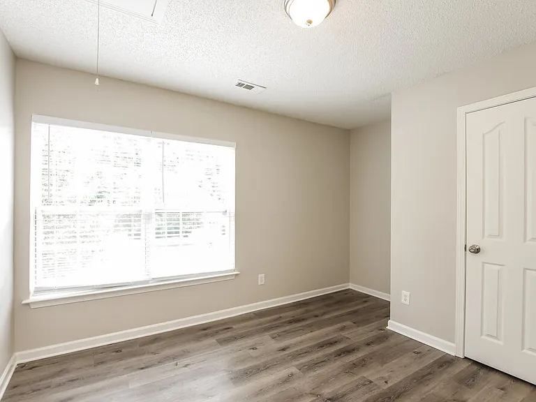 555 River View Dr — Photo 15