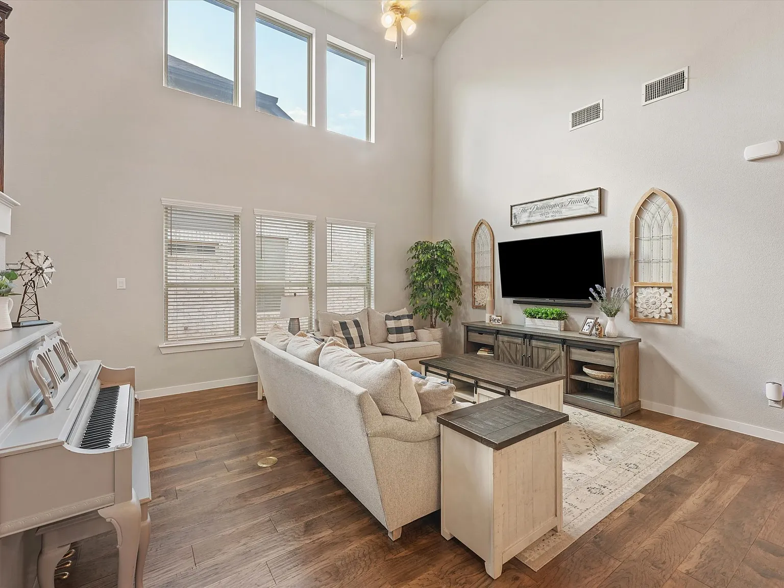 4 bed, 2454 sqft, $3,400 — Photo 4