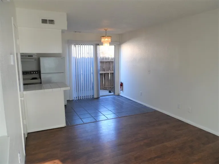 2504 N Hudson Ave — Photo 9