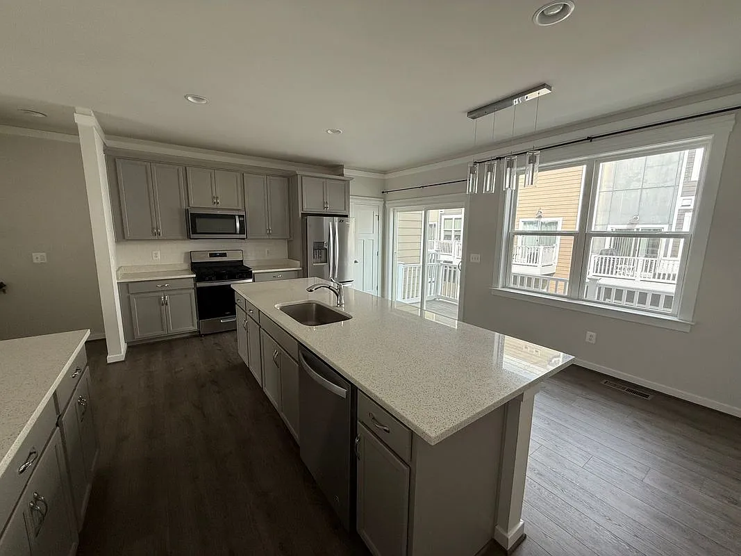 3 bed, 4.0 bath, 1877 sqft, $3,400 — Photo 2