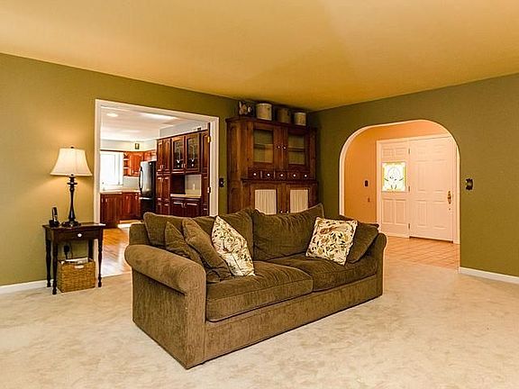 5th image of 384 Burr Oak Dr