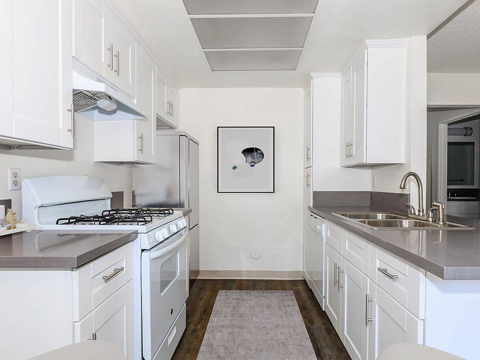 * Photos have been virtually staged for illustrative purposes. The furnishings, decor, and certain visual elements shown may not be present in the actual apartment.