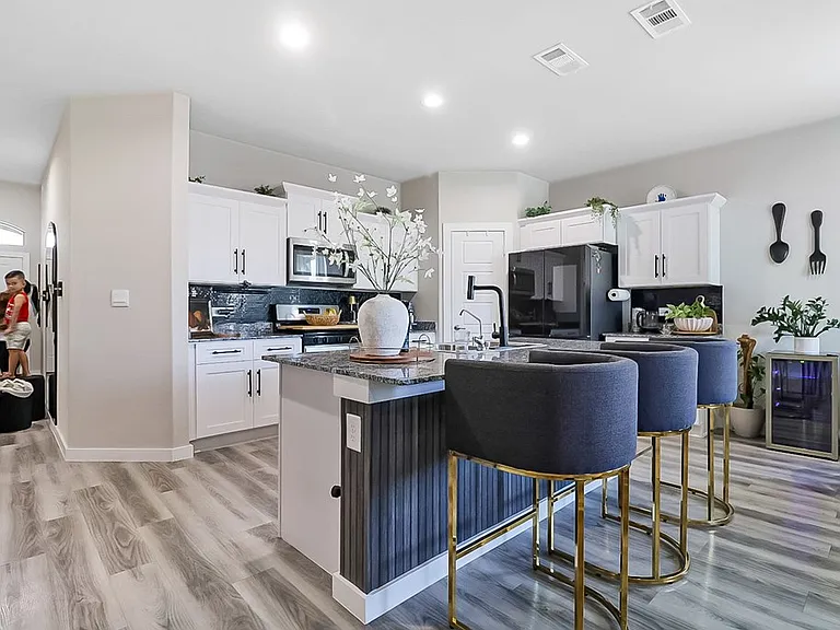 6402 Oracle Dr — Photo 3
