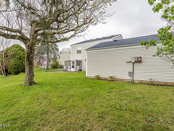 4th image of 3692 Lakepointe Dr