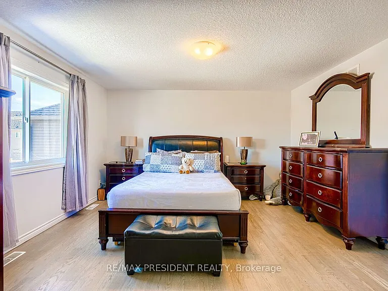 573 Forman Ave — Photo 17