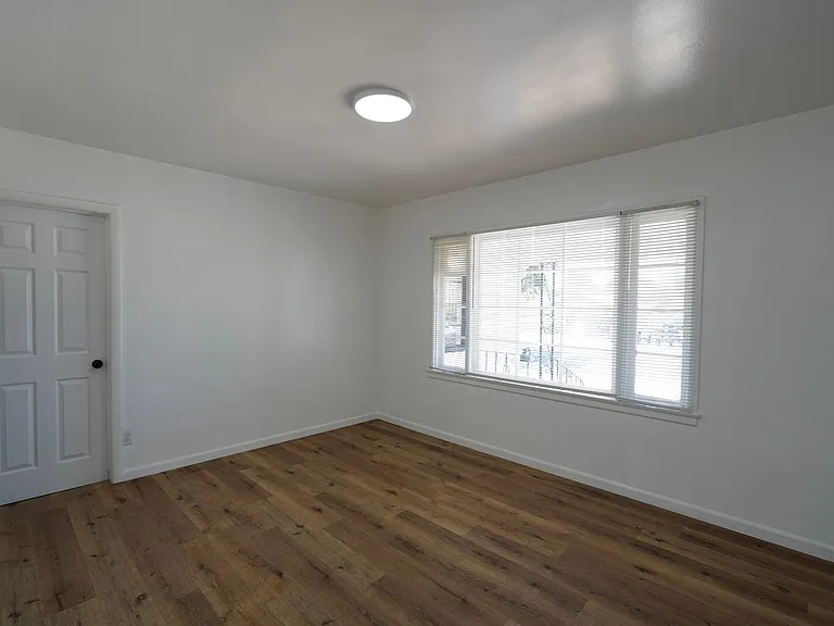 604 W 10th St — Photo 12