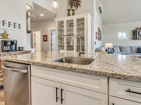 4th image of 692 Kaitlin Ln