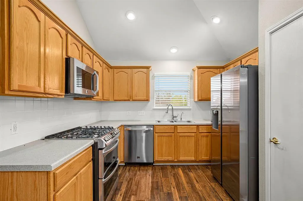3 bed, 1369 sqft, $1,895 — Photo 4