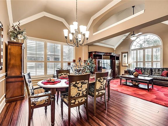 5th image of 304 Woodlake Dr