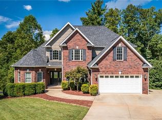 2600 Knoll Ridge Ct, Hickory, NC 28602