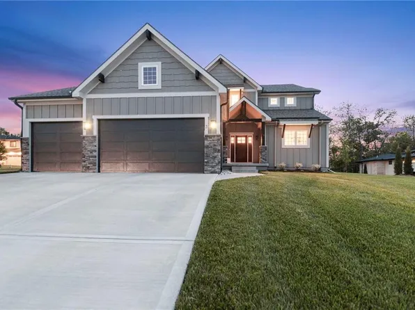 3 Black Hawk Dr, Lake Winnebago, MO 64034