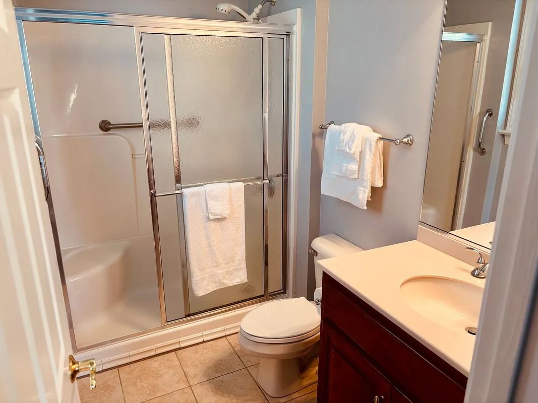 1 bed, 1.0 bath, 4200 sqft, $2,000 — Photo 4