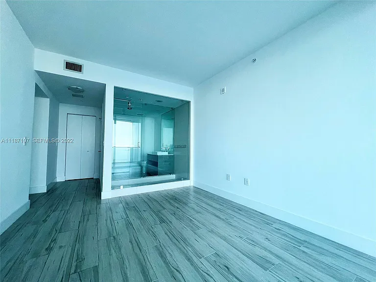 460 NE 28th St #1402 — Photo 6