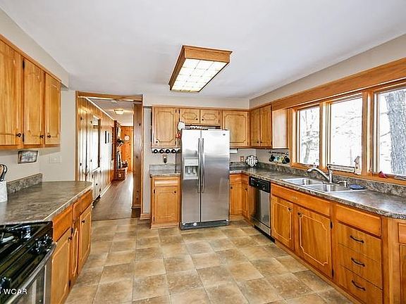 3rd image of 190 Lake Ave S