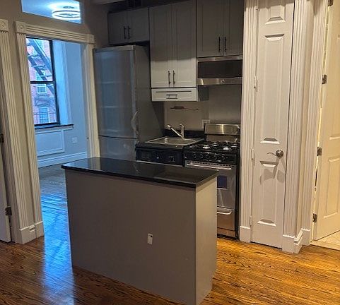 5th image of 521 E 5th St #4R