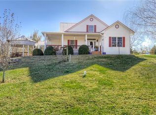 17970 214th St, Tonganoxie, KS 66086