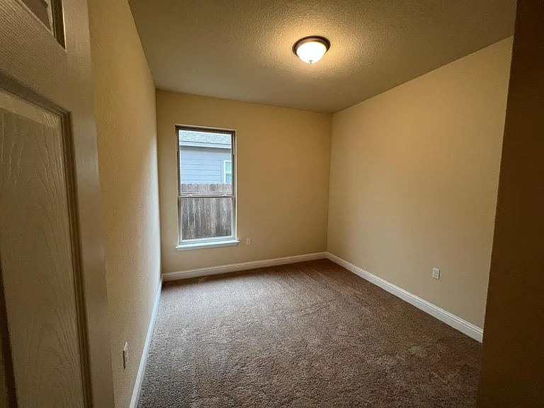704 Falkland Trce — Photo 17