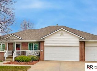 9812 Val Verde Dr, La Vista, NE 68128