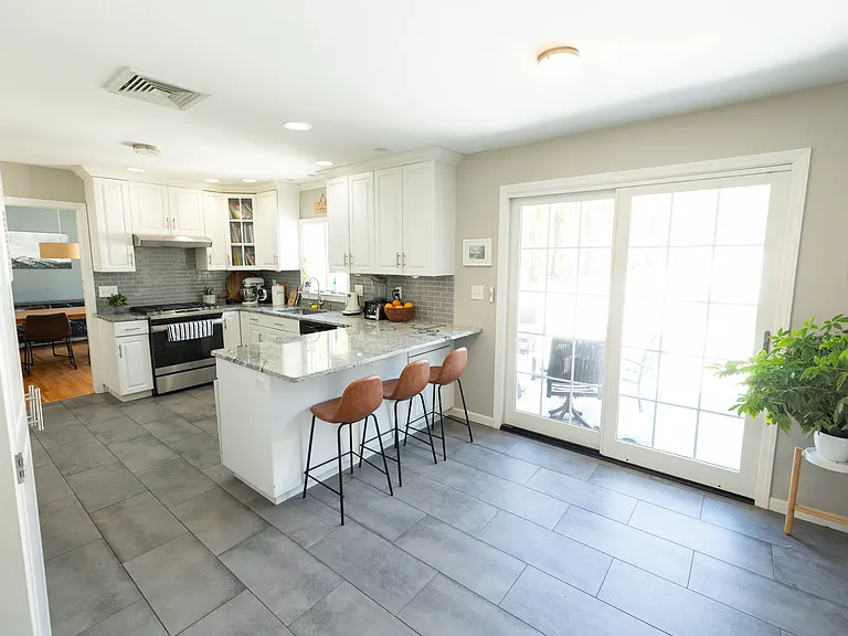 12 Spring Hill Ln — Photo 1