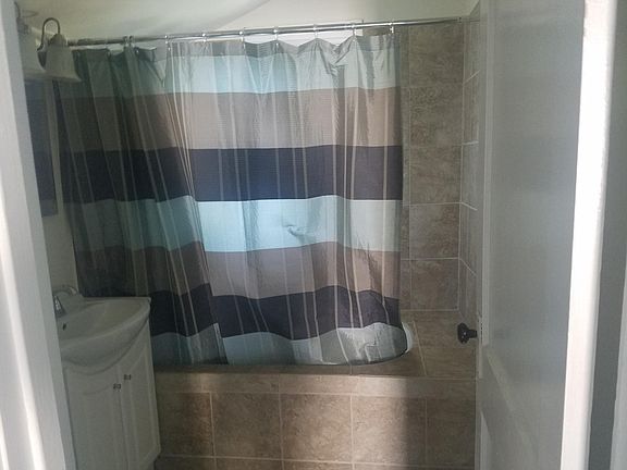 Master bath W/tub and shower