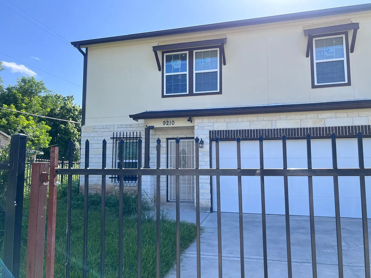 3 bed, 2.5 bath, 2108 sqft, $2,100 — Photo 2