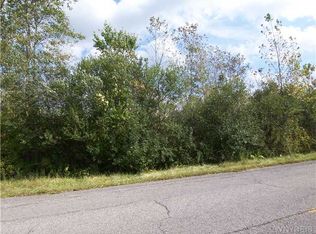 5747 Oak Ln, Lockport, NY 14094